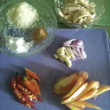 Siapkan bahan bumbu yang sudah dipotong kecil dan daging ayam yang dipotong tipis.