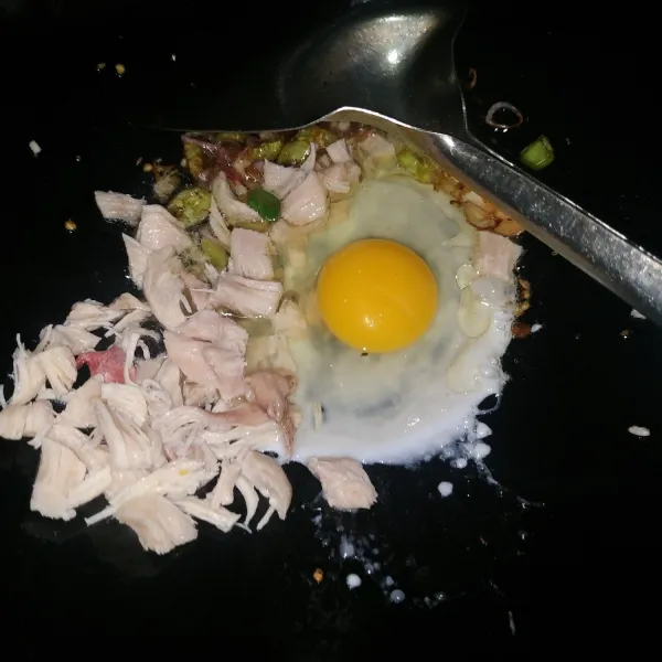 Tambahkan telur dan ayam lalu orak arik hingga telur menjadi kecil-kecil.