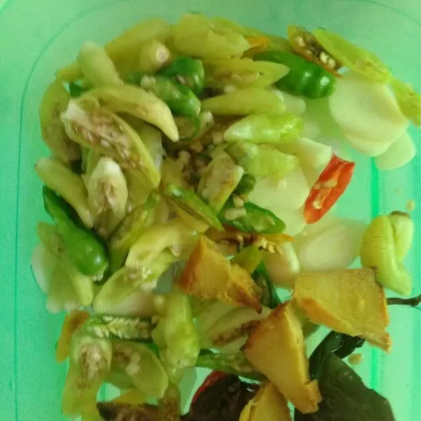 Cuci bersih bumbu lalu potong