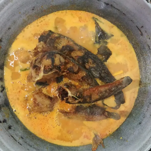 Masukan ikan lele aduk rata, masak hingga santan mendidih dan lele meresap ke kuahnya.