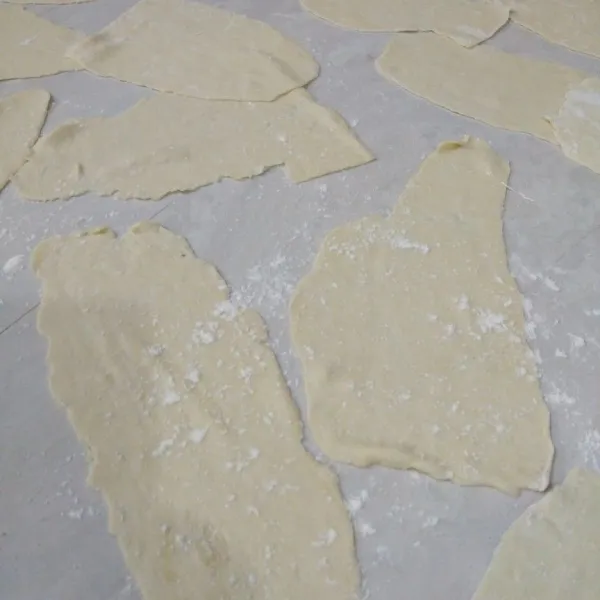 Gunakan pasta maker untuk membuat lembaran-lembaran adonan yang tipis.