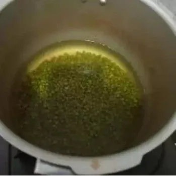 Rebus air sampai mendidih, masukkan gula pasir aduk sampai larut. Kemudian masukkan kacang hijau presto kurang lebih 30 menit.