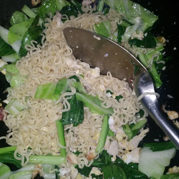 Tambahkan mie yang sudah direbus sebelumnya.