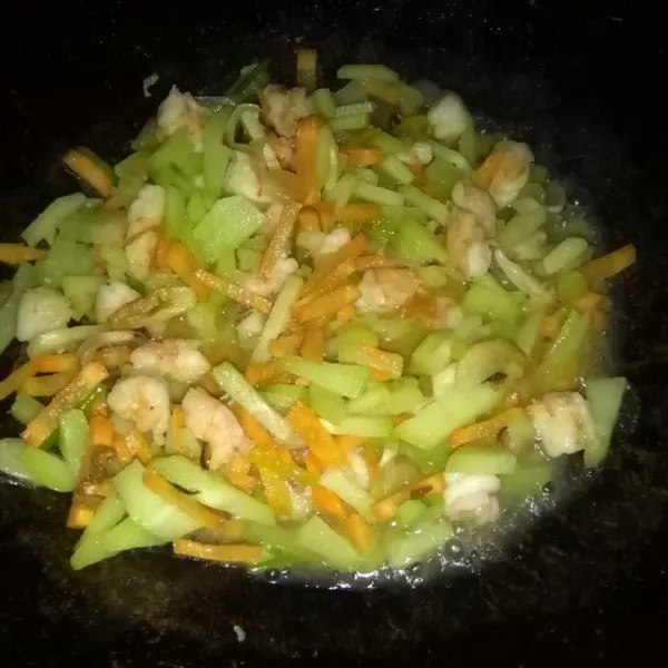 Masukkan labu Siam dan wortel, masak hingga matang. Tes rasa, angkat.