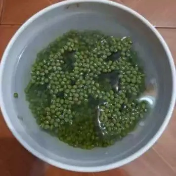 Rendam kacang hijau kurang lebih 1 jam kemudian cuci bersih.