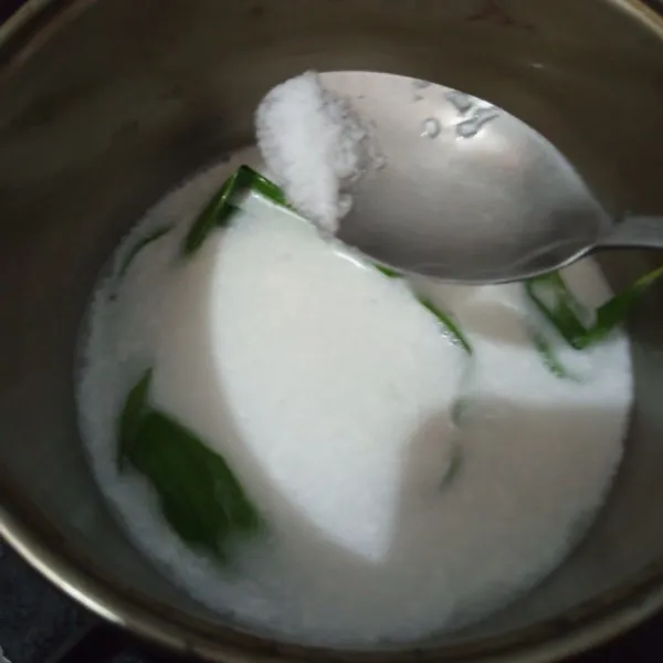 Campurkan santan dan air, masukkan daun pandan dan garam. Rebus sampai mendidih.