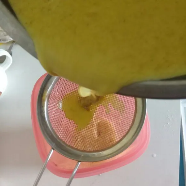Saring adonan agar tidak ada yang  bergerindil lalu masukan ke dalam botol yang tutupnya sudah dilubangi atau gunakan botol yang khusus untuk kremesan
