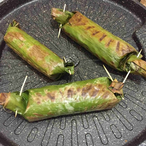 Panaskan panggangan, panggang nasi hingga daun kecokelatan, dengan api kecil, angkat, sajikan hangat.