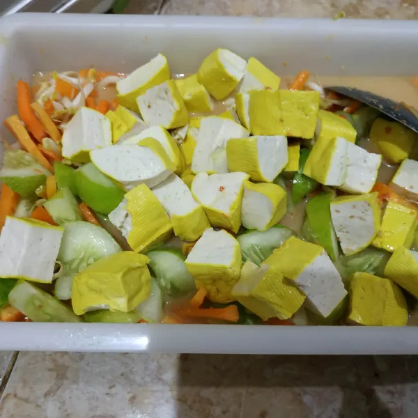 Masukkan sayuran dan tahu aduk rata. Masukkan ke dalam kulkas supaya lebih meresap.