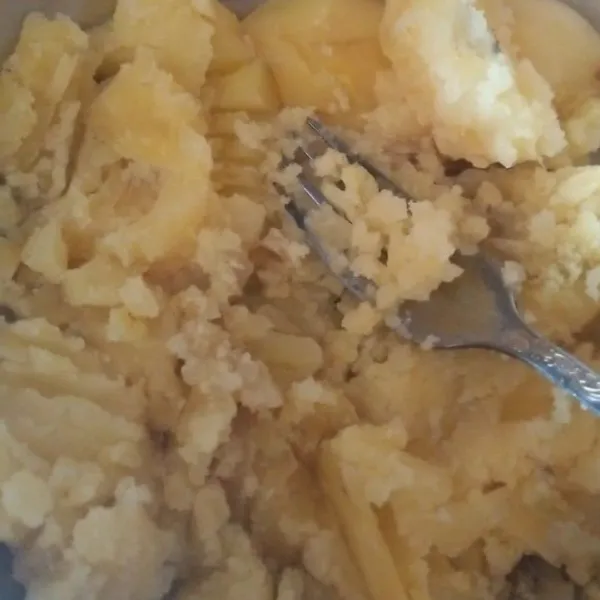 Hancurkan kentang yang sudah dikukus dengan garpu.