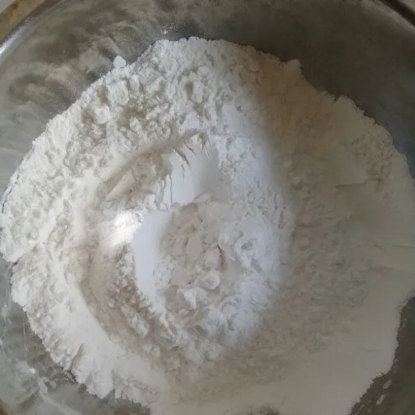 Masukan tepung tapioka dan tepung beras