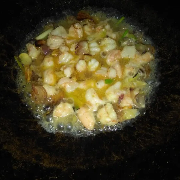 Tambahkan air, masak hingga air mendidih.