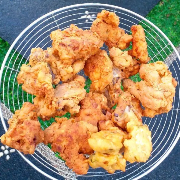 Panaskan oil lalu goreng ayam hingga matang