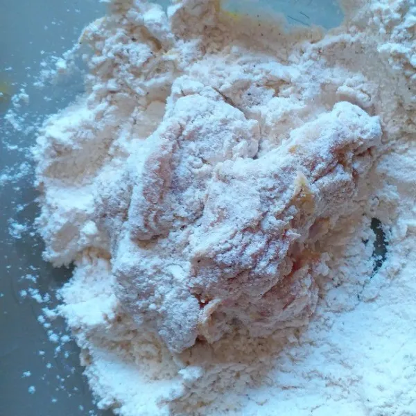 Siapkan tepung bumbu kering, terakhir gulingkan ayam ke adonan tepung kering