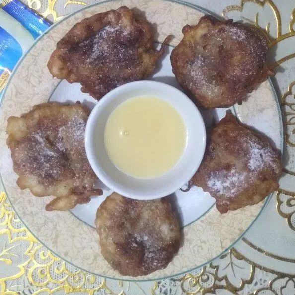 Jadi deh biar makin cantik dan enak tambahkan skm untuk cocolan dan gula halus di tabus di atas kue torojonya, selamat berbuka Puasa