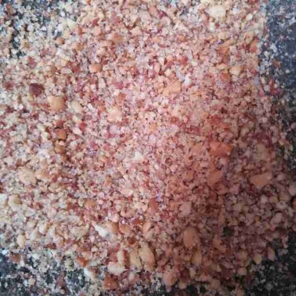 Tumbuk kasar kacang tanah goreng dengan gula pasir.