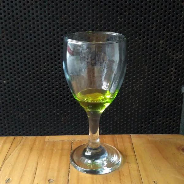 Tuang sirup dalam gelas.