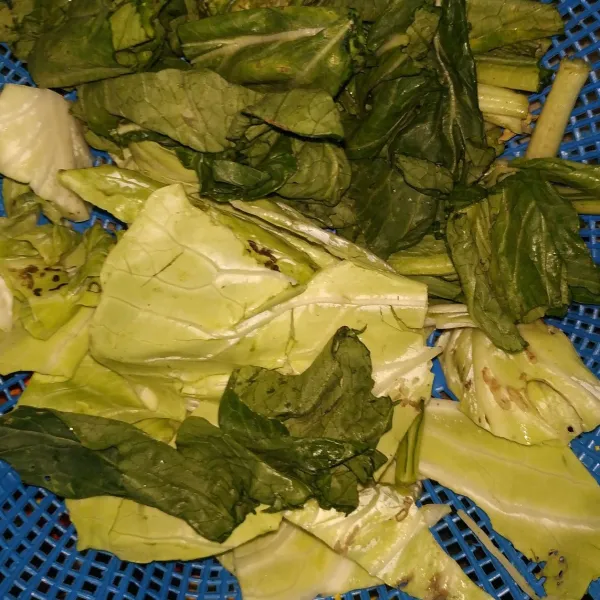 Potong-potong sawi dan kubis lalu dicuci hingga bersih.
