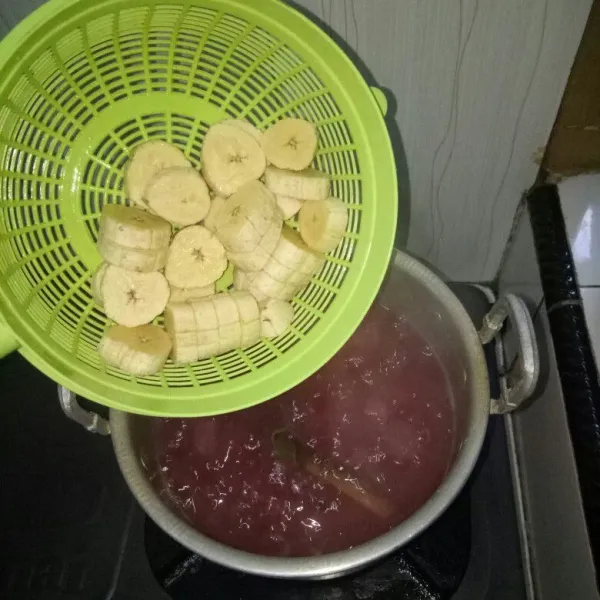 Kupas pisang dan potong-potong. Masukkan pisang ke dalam panci sampai pisang empuk.