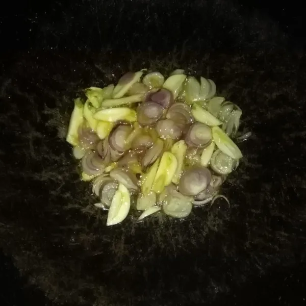 Panaskan minyak goreng. Tumis bawang putih dan bawang merah hingga layu dan harum.