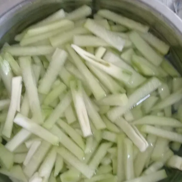 Kupas dan potong labu siam kemudian rendam di air yang diberi sedikit garam