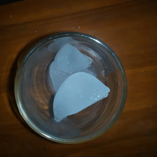 Siapkan es batu pada gelas.