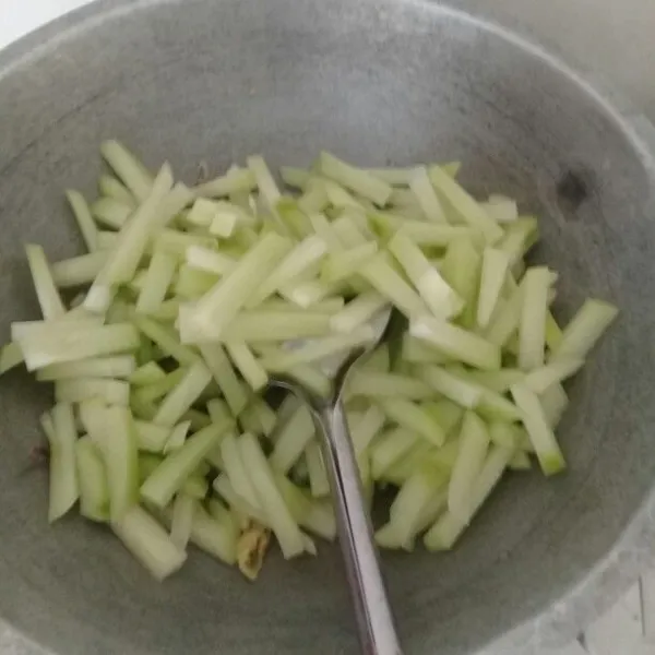 Masukan Labu siam aduk sampai semua tercampur lalu tutup sampai empuk