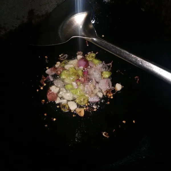 Tumis bawang merah, cabai rawit, bawang putih hingga harum.