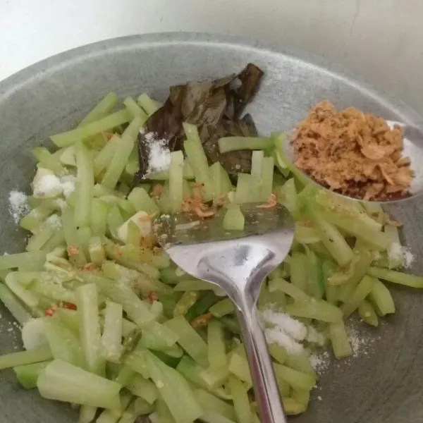 Tambahkan ebi , garam , kaldu jamur ,saos tiram aduk kembali agar semua tercampur dan diamkan sebentar agar bumbu meresap lalu angkat dan sajikan