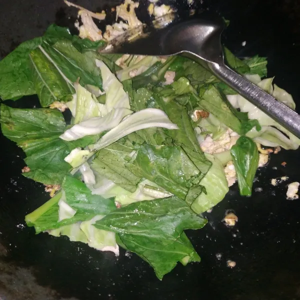 Masukkan Sayuran dan tambahkan sedikit air.