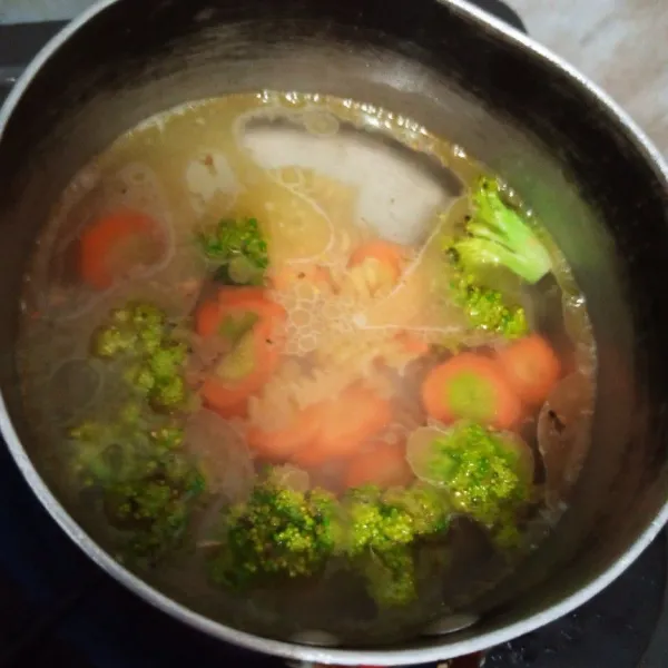 Kemudian masukkan makaroni, wortel dan brokoli tambahkan air. Masak sampai empuk.