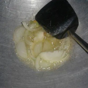 Panaskan minyak goreng,tumis bawang putih dan bawang bombay sampai setengah layu.