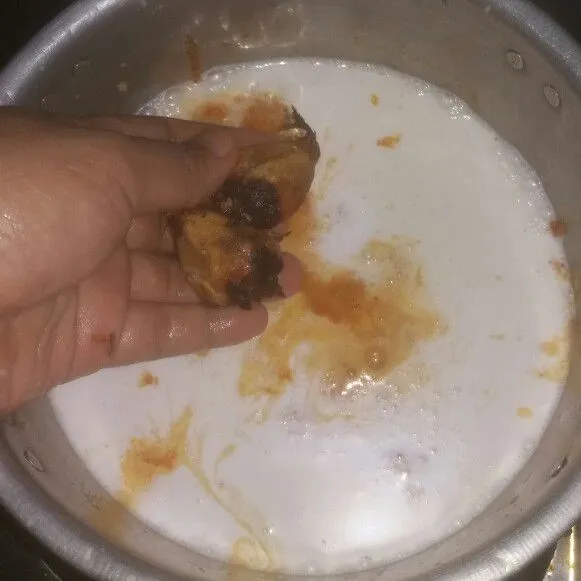 Tambahkan asam cikala. Masak hingga santan mendidih dan benar-benar matang.