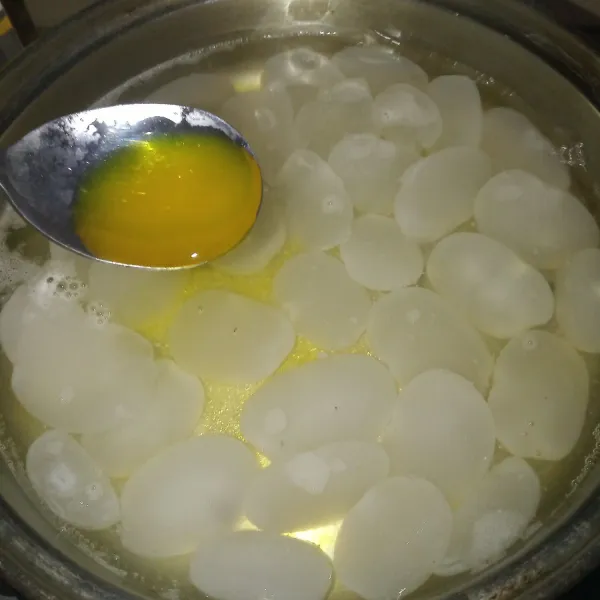 Tambahkan gula, sirup rasa mangga, sejumput garam dan perasan air lemon.