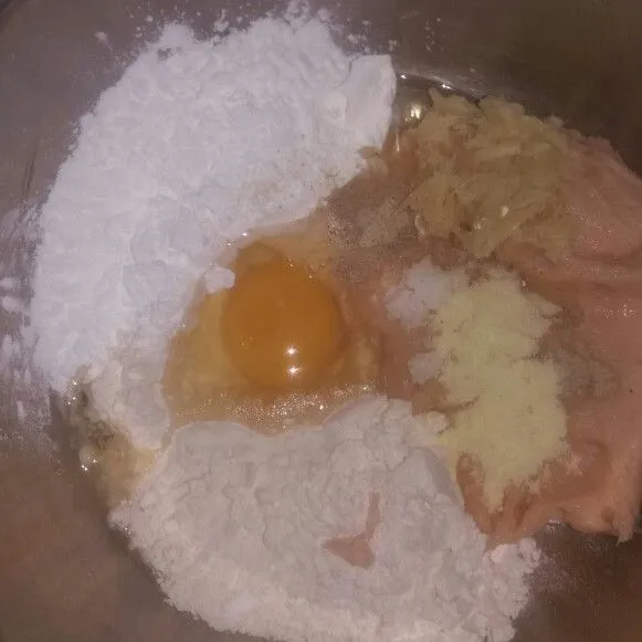Campur dada ayam, telur, tepung tapioka, tepung terigu, bawang putih, minyak wijen, lada bubuk, kaldu bubuk dan garam dalam satu wadah.