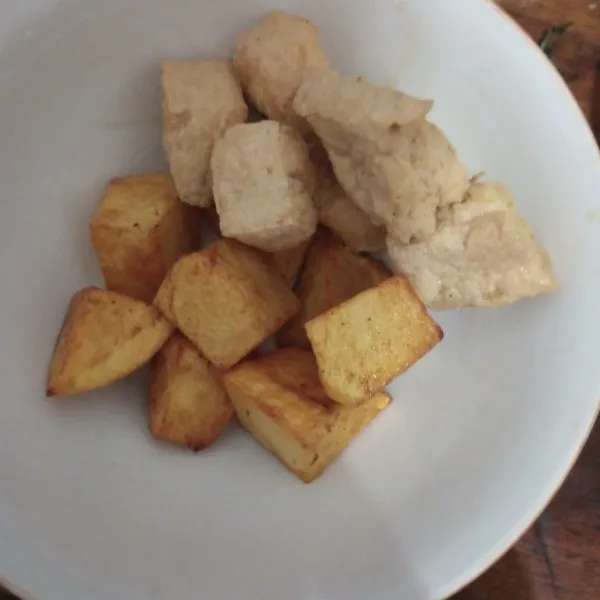 Potong dadu kentang dan tahu kemudian goreng terlebih dahulu sampai kecoklatan.