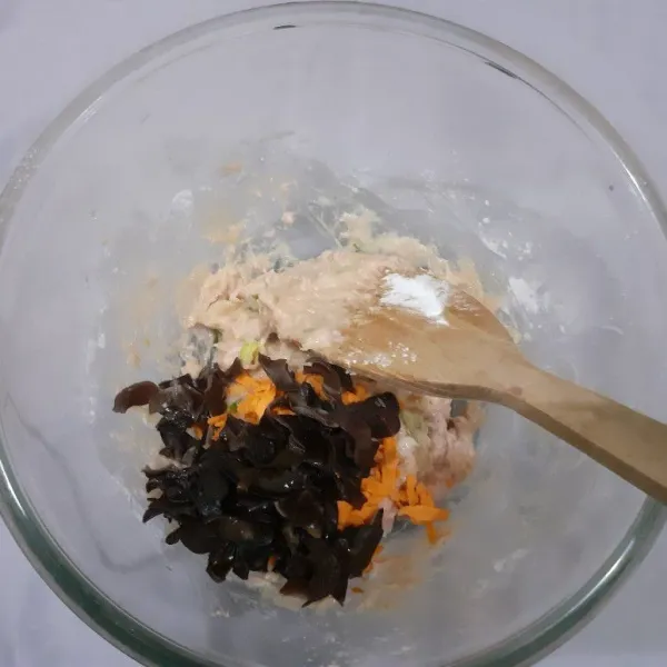 Masukkan wortel dan jamur kuping secukupnya, kemudian aduk hingga merata.