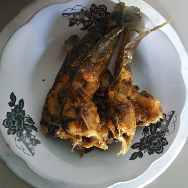 Cuci bersih dan kerat kerat lele, lalu beri kunyit, jahe, ketumbar, dan garam yang sudah dihaluskan, beri perasan air jeruk limau/nipis, balurkan secara merata diamkan selama 15 menit lalu goreng lele hingga matang, sisihkan.