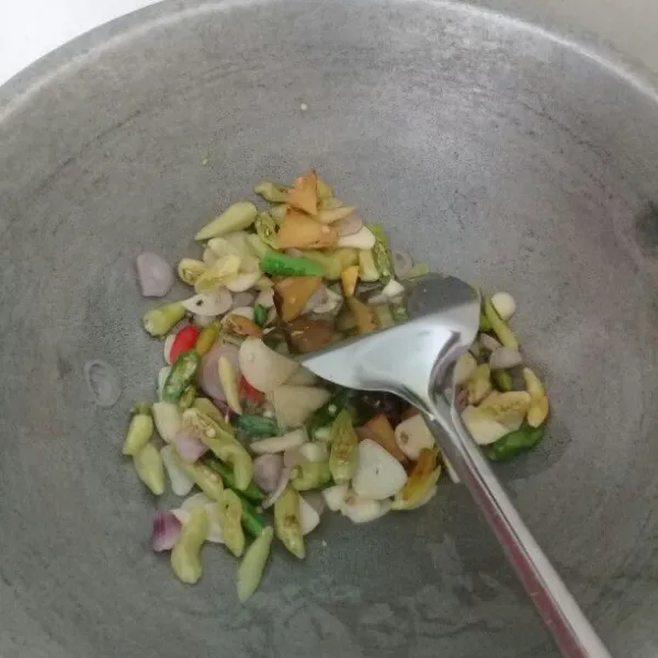 Tumis bumbu sampai aromanya keluar lalu masukan gula pasir serta daun salam