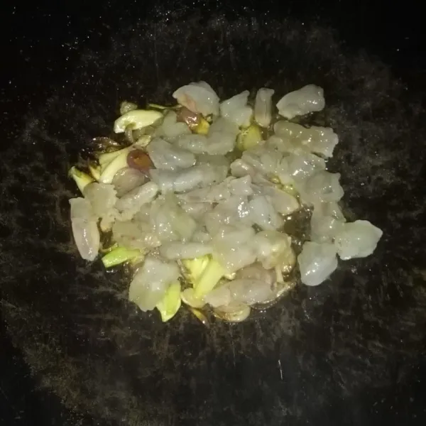Tambahkan udang, masak hingga udang berubah warna.