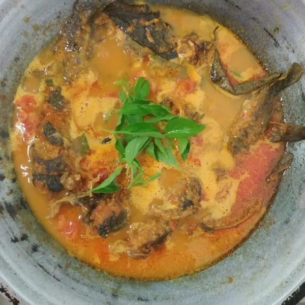 Tambahkan tomat merah yg sudah dipotong-potong, daun kemangi, cabai rawit utuh, lalu matikan api dan mangut lele siap disajikan.
