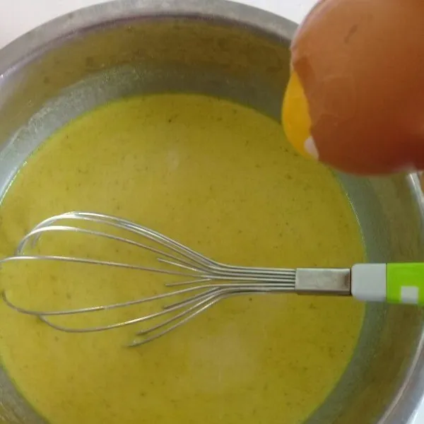 Masukan kuning telur lalu aduk . Masukan baking soda dan baking powder aduk sampai semua tercampur