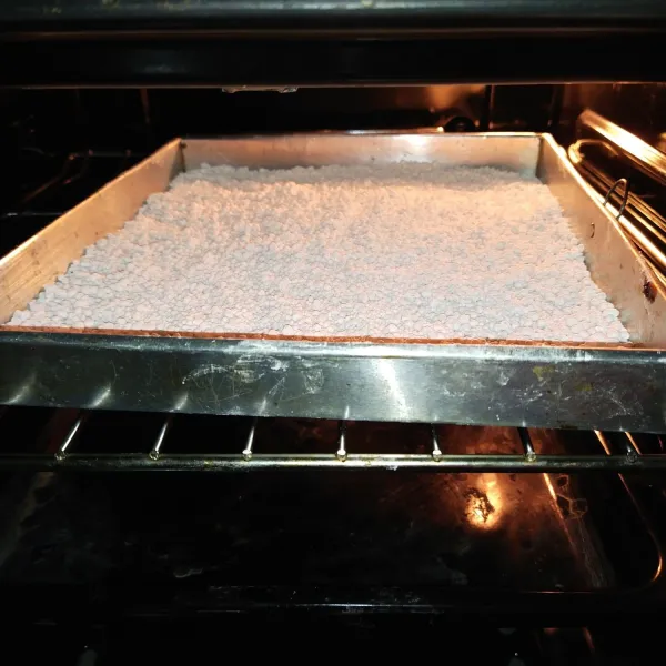 Lalu oven tepung dengan panas sedang selama 10 menit, jangan terlalu kering.
