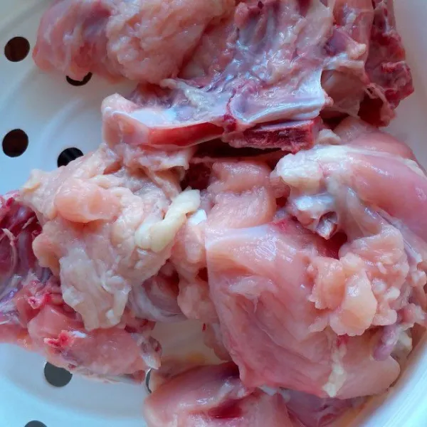 Potong-potong ayamnya, cuci bersih