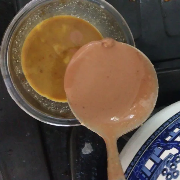 Setelah adonan puding meletup, tambahkan 1 sendok pada wadah, telur dan kopi instan, aduk rata.