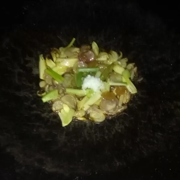 Masukkan daun bawang, garam dan gula, aduk rata.