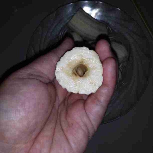 Ambil 1 buah pisang. Lubangi bagian tengahnya dengan sedotan. Jangan sampai tembus bagian ujungnya. Agak diputar - putar biar lebar lubangnya. Congkel pisang bekas lubang dengan sedotan.