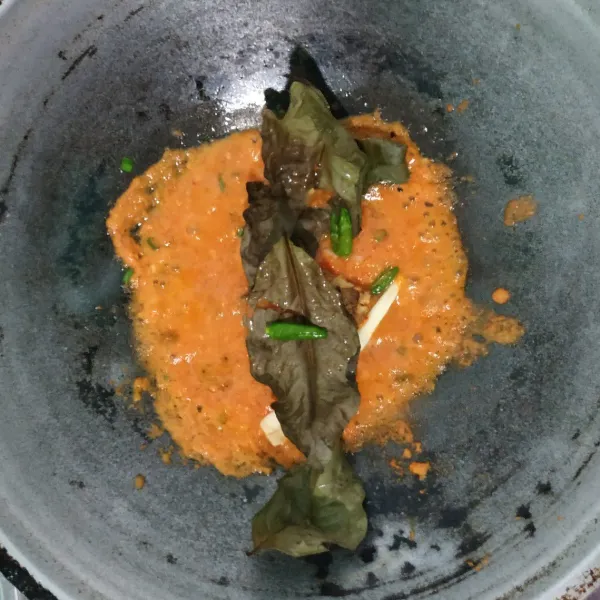 Tambahkan sereh geprek, daun salam, lengkuas geprek aduk rata, masak hingga bumbu matang dan tidak bau langu.