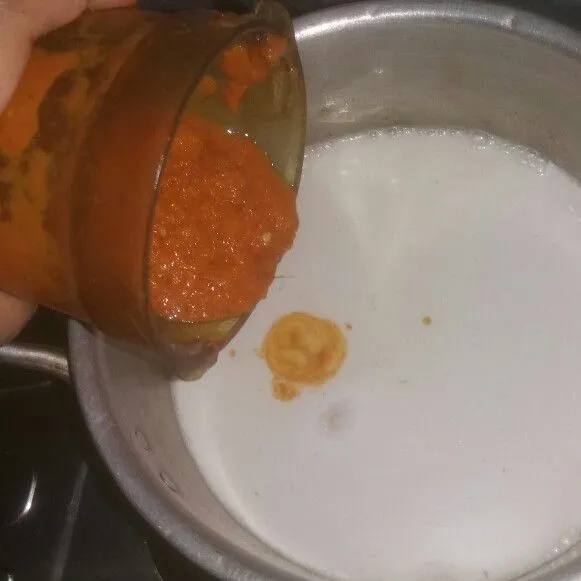 Tuang bumbu halus ke dalam santan, aduk hingga tercampur rata. Nyalakan api.