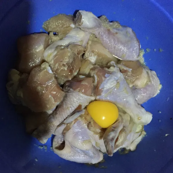 Setelah 1 jam atau semalaman, keluarkan ayam dr dlm kulkas lalu tambahkan telur, aduk rata.